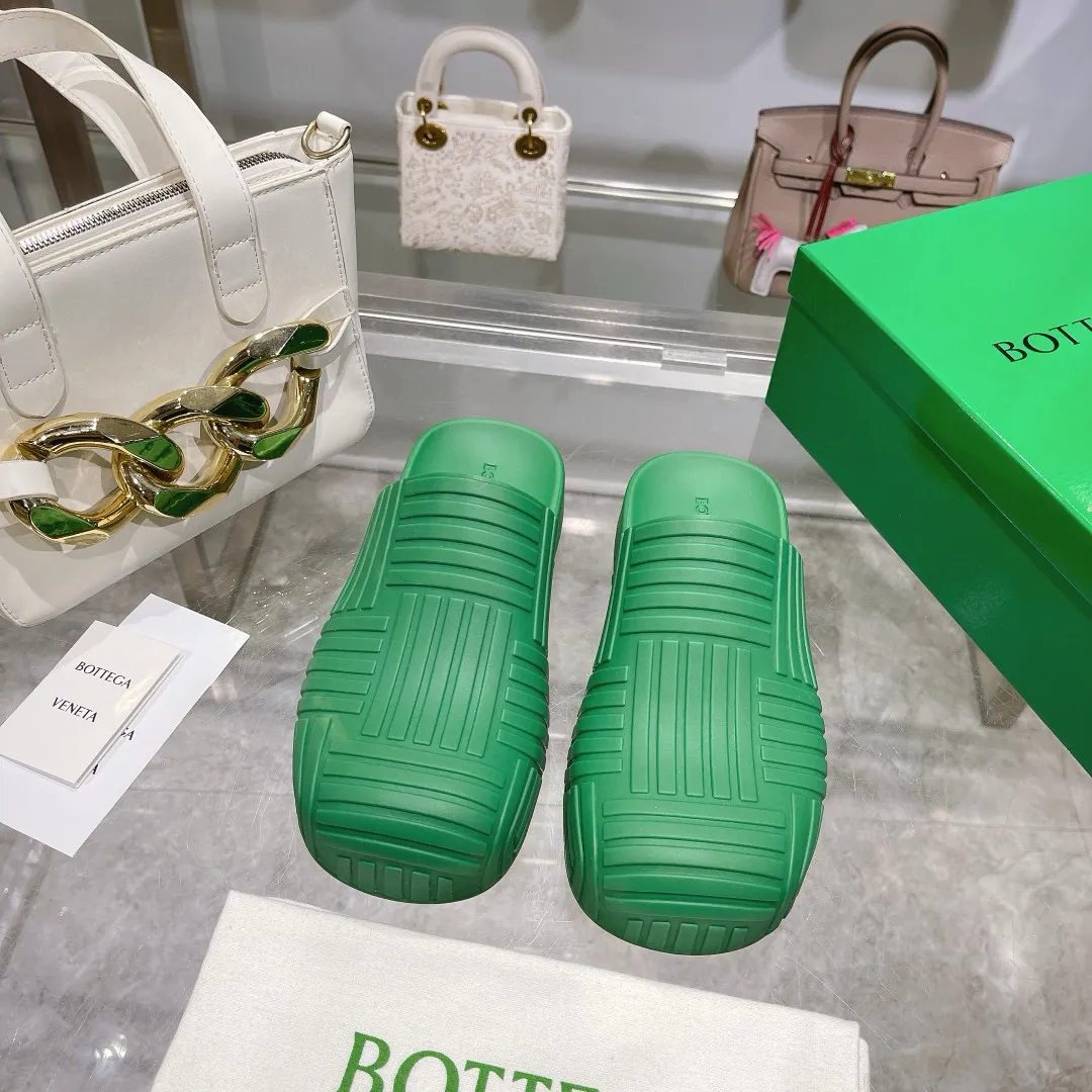 Factory price: 300💰🍀𝐁𝐨𝐭𝐭𝐞𝐠𝐚 𝐕𝐞𝐧𝐞𝐭𝐚 Bottega Veneta BV new men's woven surface ultra-light rubber garden shoes It looks good and is easy to wear. It is perfect with straight wide-leg pants, okay? It can also be worn in the summer, and it has characteristics for daily use, which is very BV~ The thickened toe box is slightly tilted like a derby, which is easy to match. The inner forefoot has texture that matches the sole of the foot. It is not made of rain boots with fleshy materials, which is more comfortable. M𝐁𝐨𝐭𝐭𝐞𝐠𝐚 𝐕𝐞𝐧𝐞𝐭𝐚 Bottega Veneta's new men's woven top ultra-light rubber garden shoes are good-looking and easy to wear. They are perfect with straight wide-leg pants, okay? 🐸It can also be worn in summer, and it has characteristics for daily life, which is very BV~ The thickened toe cap is slightly tilted like a derby, which is a good match. The inner forefoot has a pattern that matches the sole of the foot. It is not made of rain boots made of fleshy material, which is more comfortable. SIZE: 35-46 (45 and 46 are custom-made and cannot be returned or exchanged)
